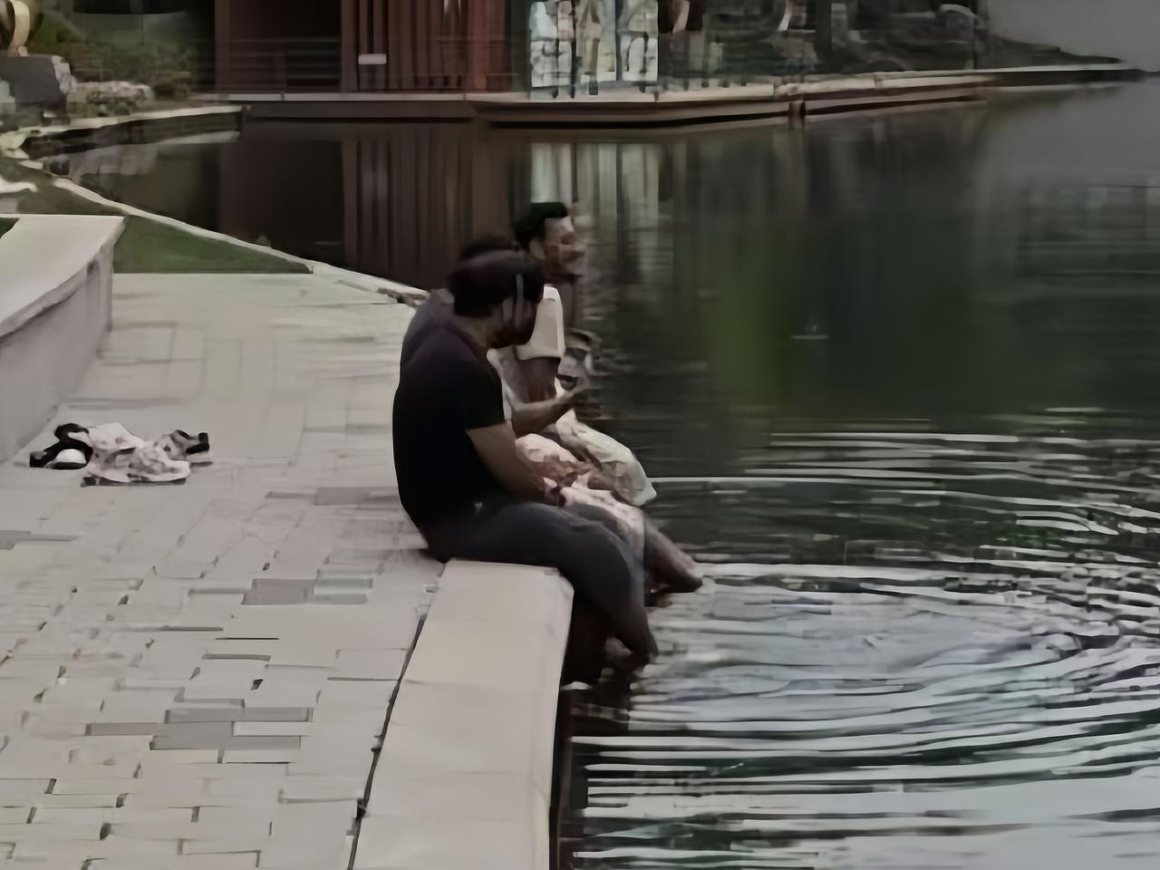 阿三还是讲卫生的，落地北京的第一件事，就是跑到朝阳公园把脚丫子洗洗干净。你看