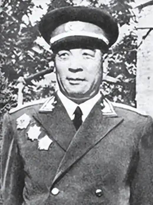 1955年，四野猛将聂鹤亭本来定的是中将军衔，他心里特别不服气，他当过粟裕的上级