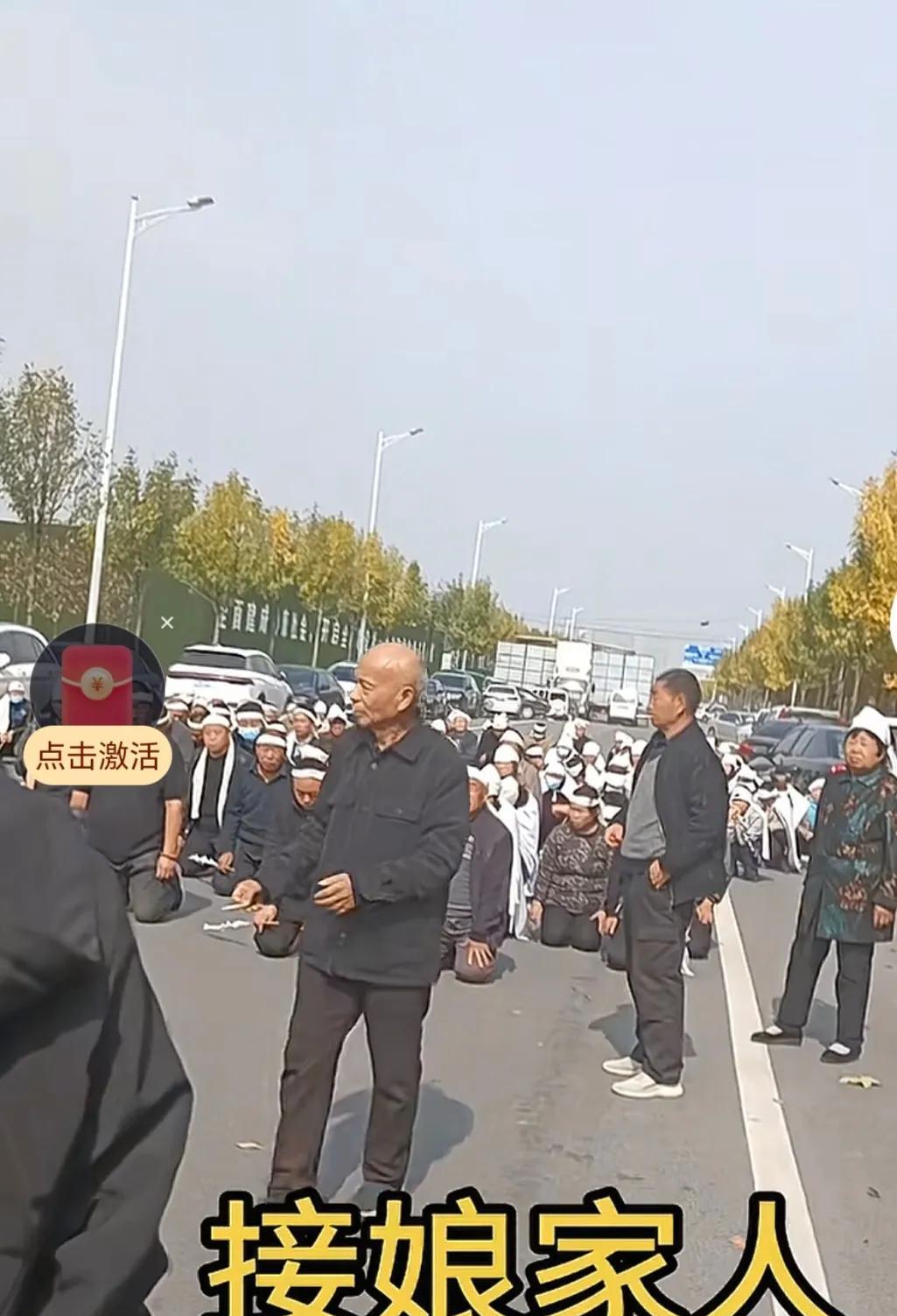 同事小胡的奶奶离世了，今天葬礼过后就要下葬，我和会计代表单位去送花篮吊唁……快