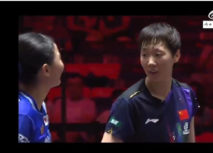 赢下比赛，更守住风度。王曼昱4-2力克对手晋级后，第一时间俯身询问张本美和的伤势