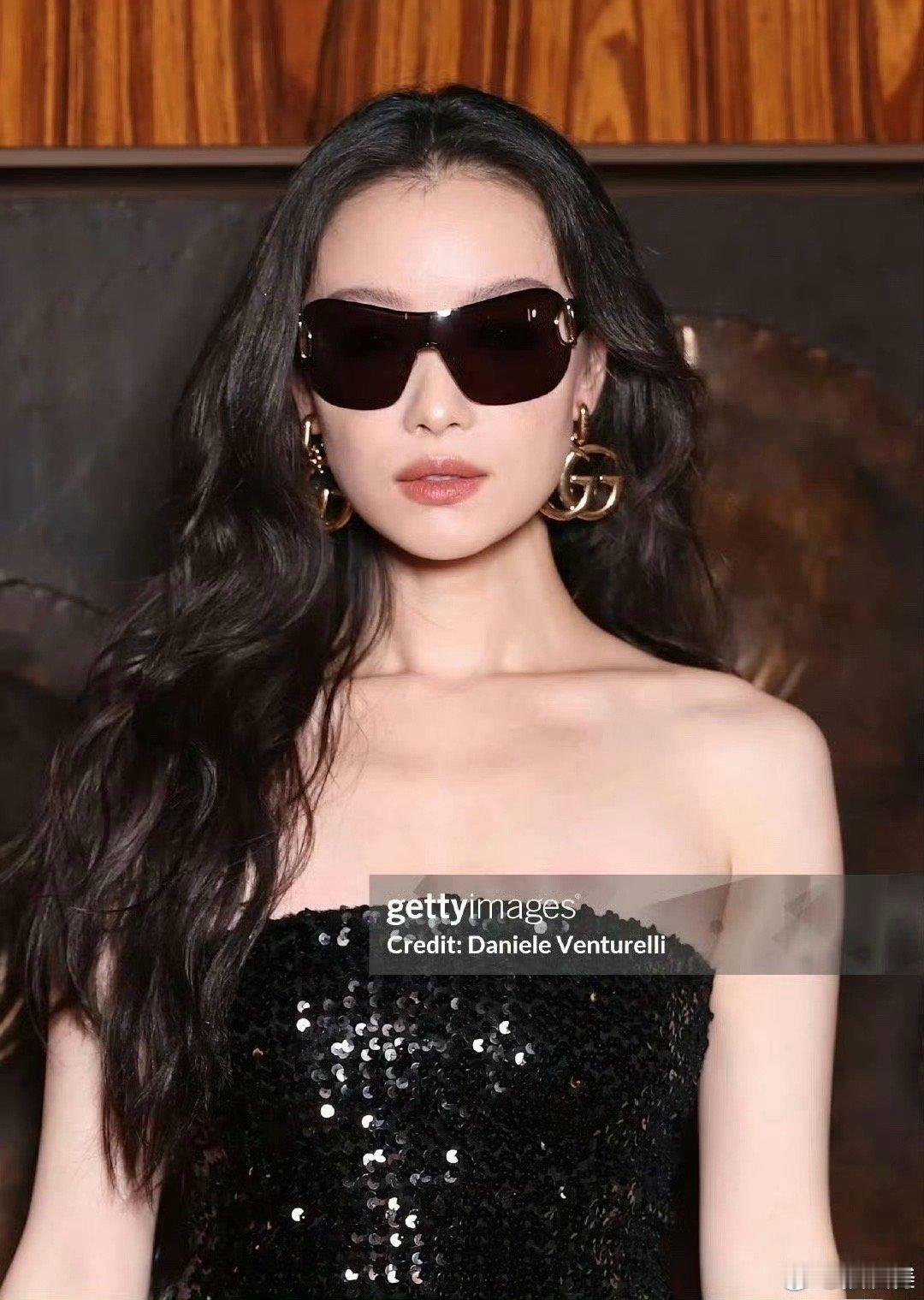 倪妮G社生图状态生图比精修还能打！黑裙勾勒出的好身材太吸睛，行走的衣架子名不虚
