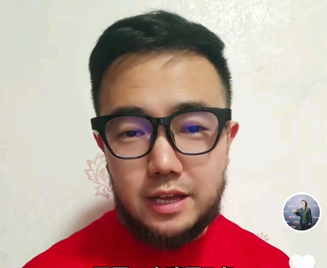 媒体人潘伟力爆了一个料。他在直播时透露，此前国足的第一批归化球员，像艾克森、洛