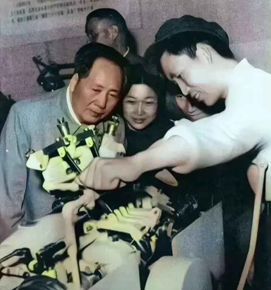 50年代，伟大领袖毛主席带着14岁女儿李敏参观工厂时情景。右边技术人员向毛主席