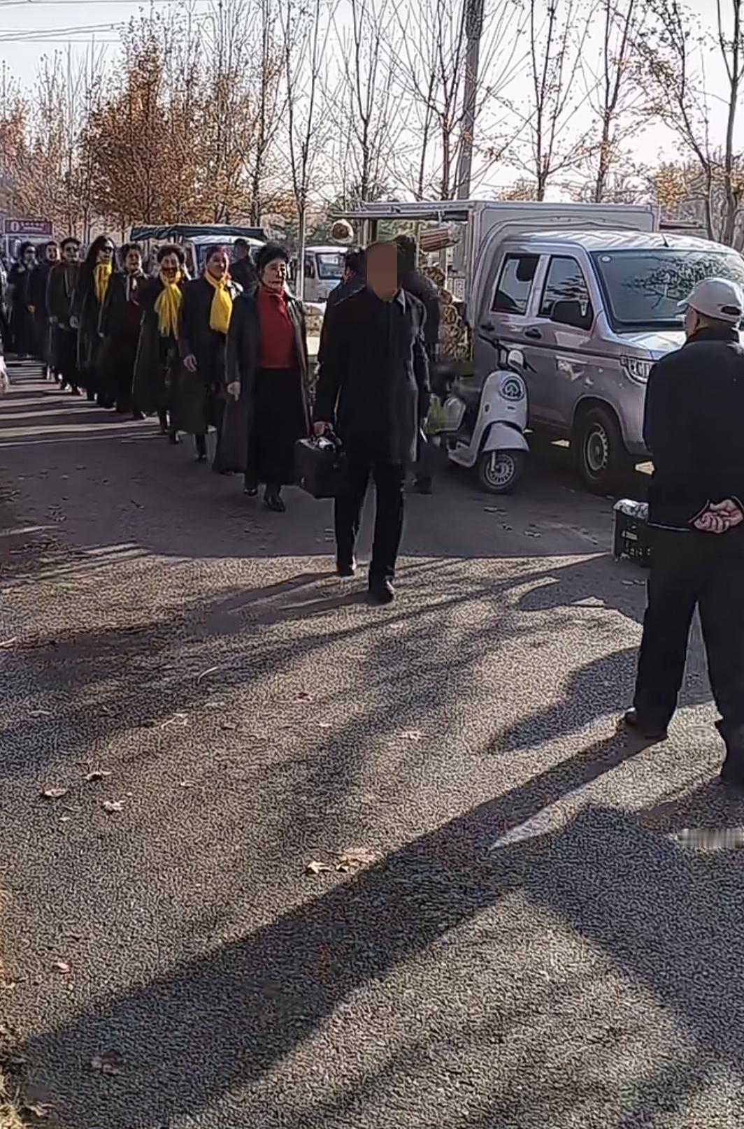 秦皇岛某早市上，由远而近传来一阵有节奏的音乐声，跟随音乐的节奏，走来一排大爷大妈