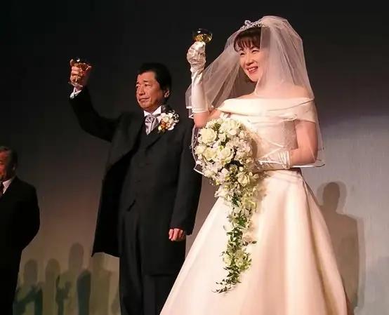 难怪73岁的山本拓不愿意出来当第一先生，看到自己的妻子和79岁老男人如此亲密当真