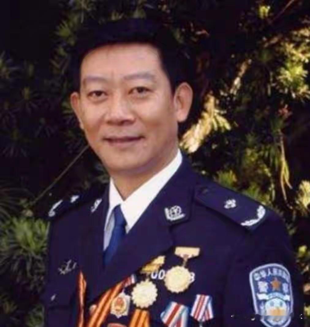 他深入毒窝上百次，从未失手，也是罕见的身份暴露还能坚持完成任务的缉毒警察，他遭到