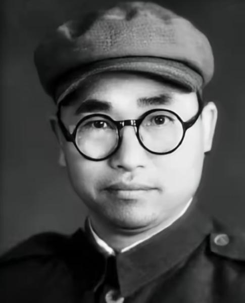1939年，八路军炮兵团长左叶盛怒之下，突然对着特派员开枪，事后被押到延安受审