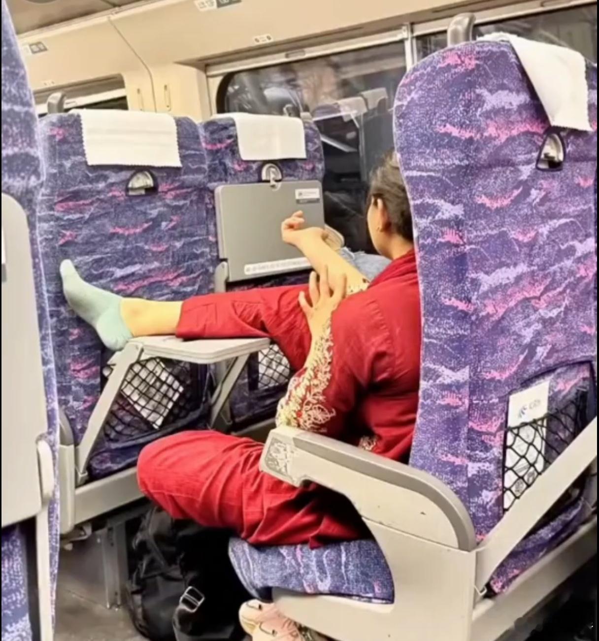 注意看，在国内列车上，男子好心提醒印度女性不要脱鞋，结果对方非但没收敛，反而更叛