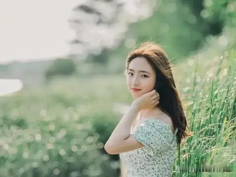 我有个最亲密的发小，我们家和她们家就隔着一条马路。我们俩同年同月生，她生在月