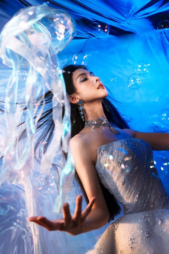 闪钻抹胸裙、海洋公主造型，梦幻浪漫——陈都灵。每日明星美图分享