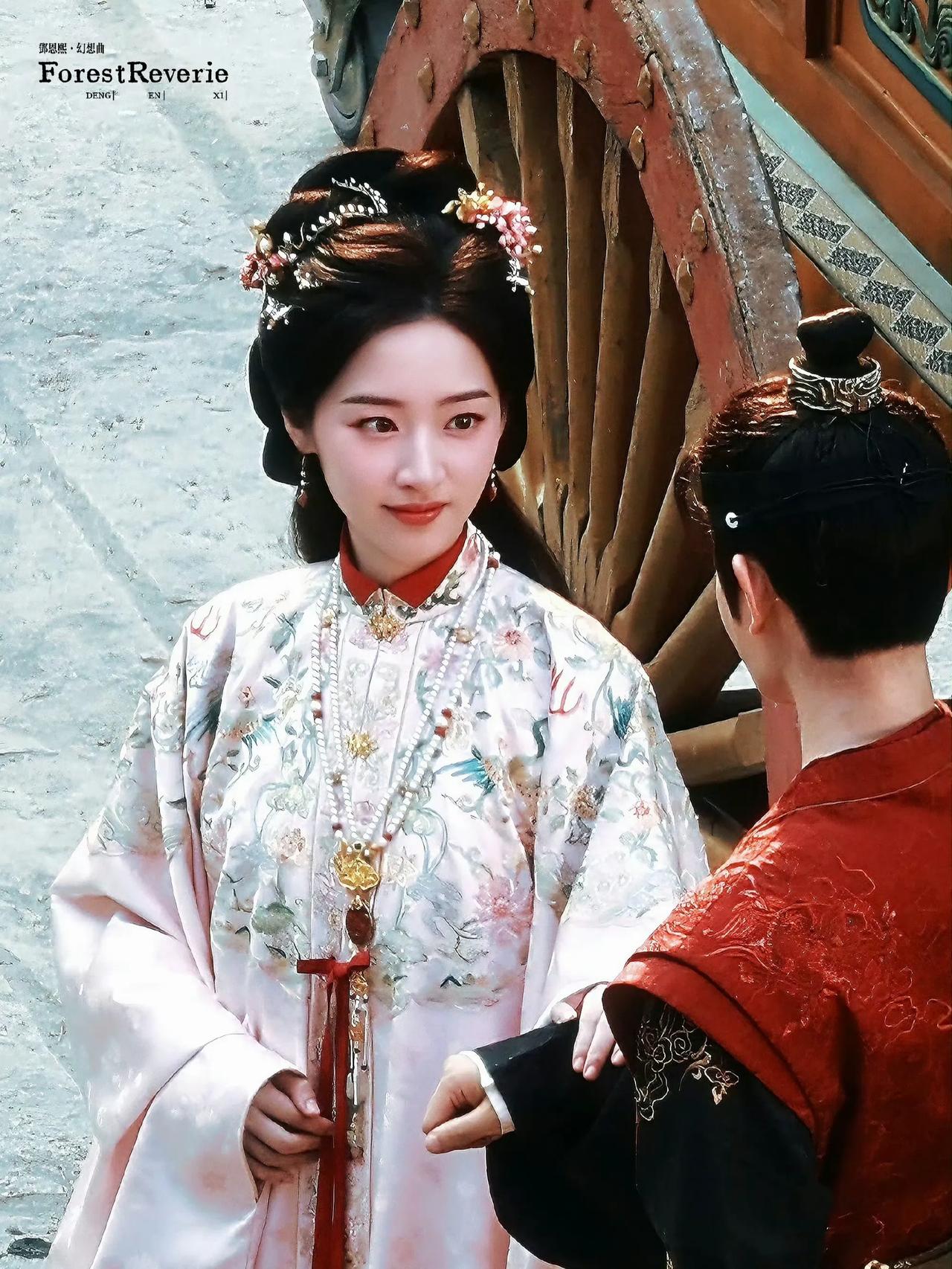 导演郑晓龙的话还在惊醒世人，他拍摄《甄嬛传》就是为了告诉女孩们，不要想要回到古代