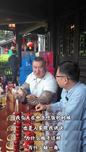 近日台湾网红馆长去泸州老窖逛了一圈，回来讲了个事，他问人家国窖1573的瓶子为啥