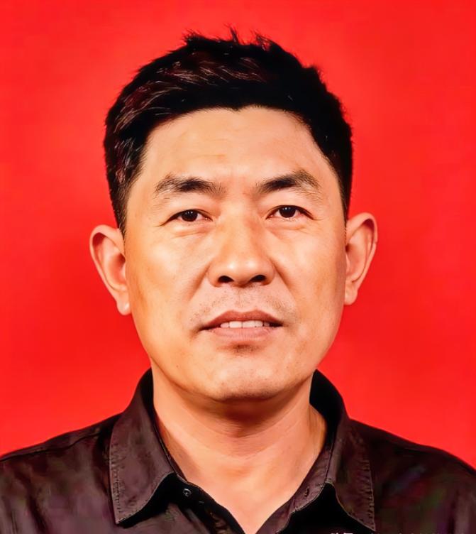 “砍！”渔民罗世明一声吼，手里刀光一闪，直接把十几万的渔网从船头斩断！船上人全傻