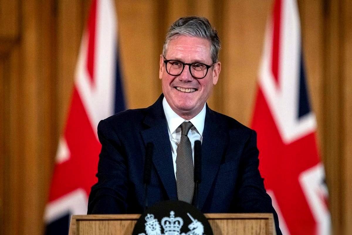 笑死，刚刷到个新闻。英国那个什么领袖，跟特朗普通了个电话，俩人一合计，隔空喊话