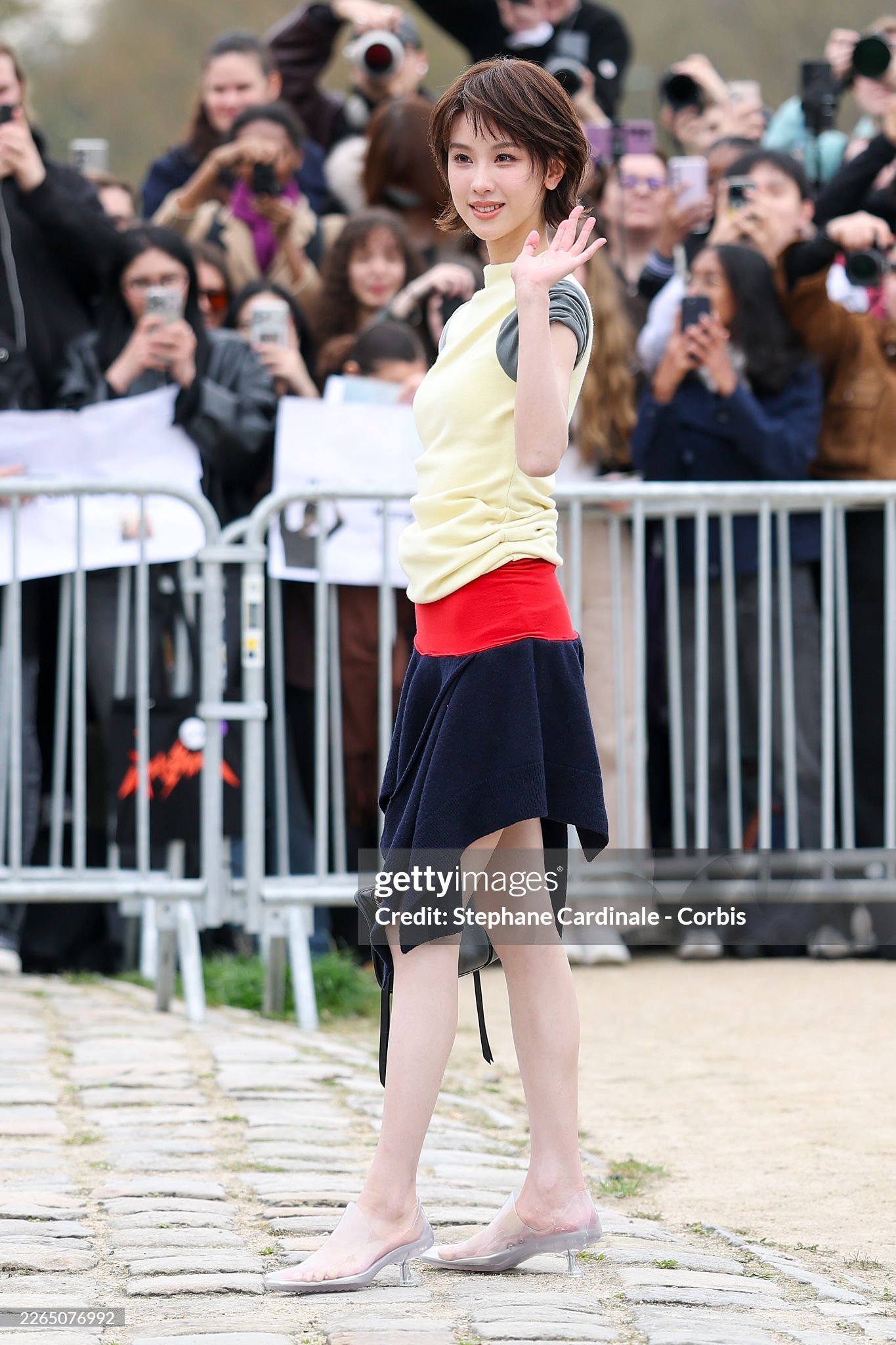 又是一组无比出圈的生图输出！太漂亮啦嘟嘟～陈都灵×LOEWEF/W202