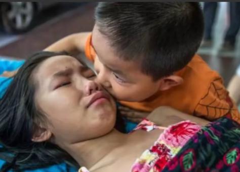 2017年，7岁小男孩独自推11岁姐姐去医院医生问其父母，男孩低头眼泪夺眶而出：