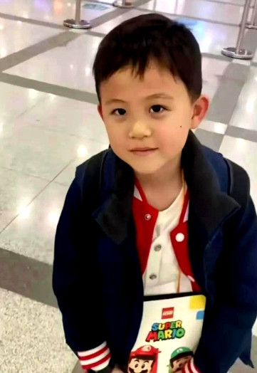 赖文峰在直播时，有网友问了一个流行的问题，说杨钰莹和楚铃都掉在河里，你先救谁！