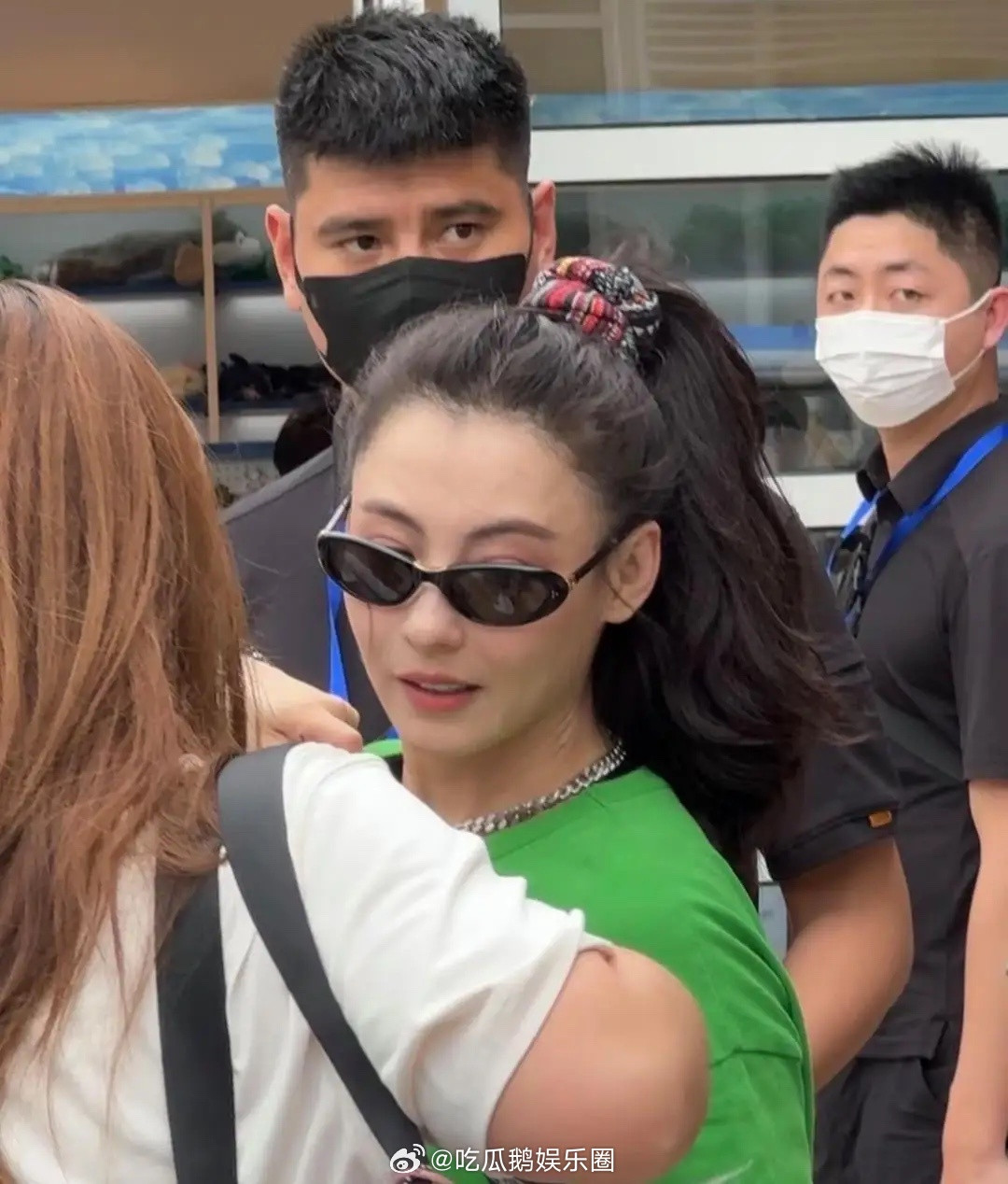 张柏芝现身海南三亚旅游，她的穿衣打扮时尚有型，她现实中真人漂亮又年轻，皮肤非常白