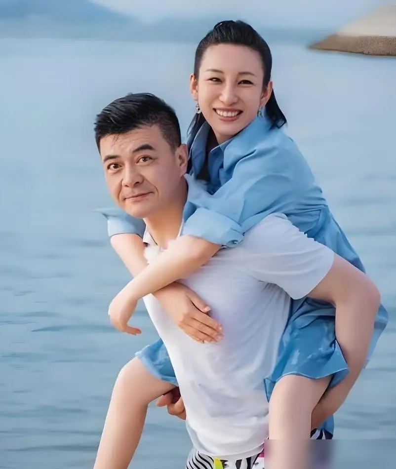 她主动追的他，追的时候，全天下都说她是小三。2011年拍《独立纵队》，俩人为剧本吵得不可开交。201