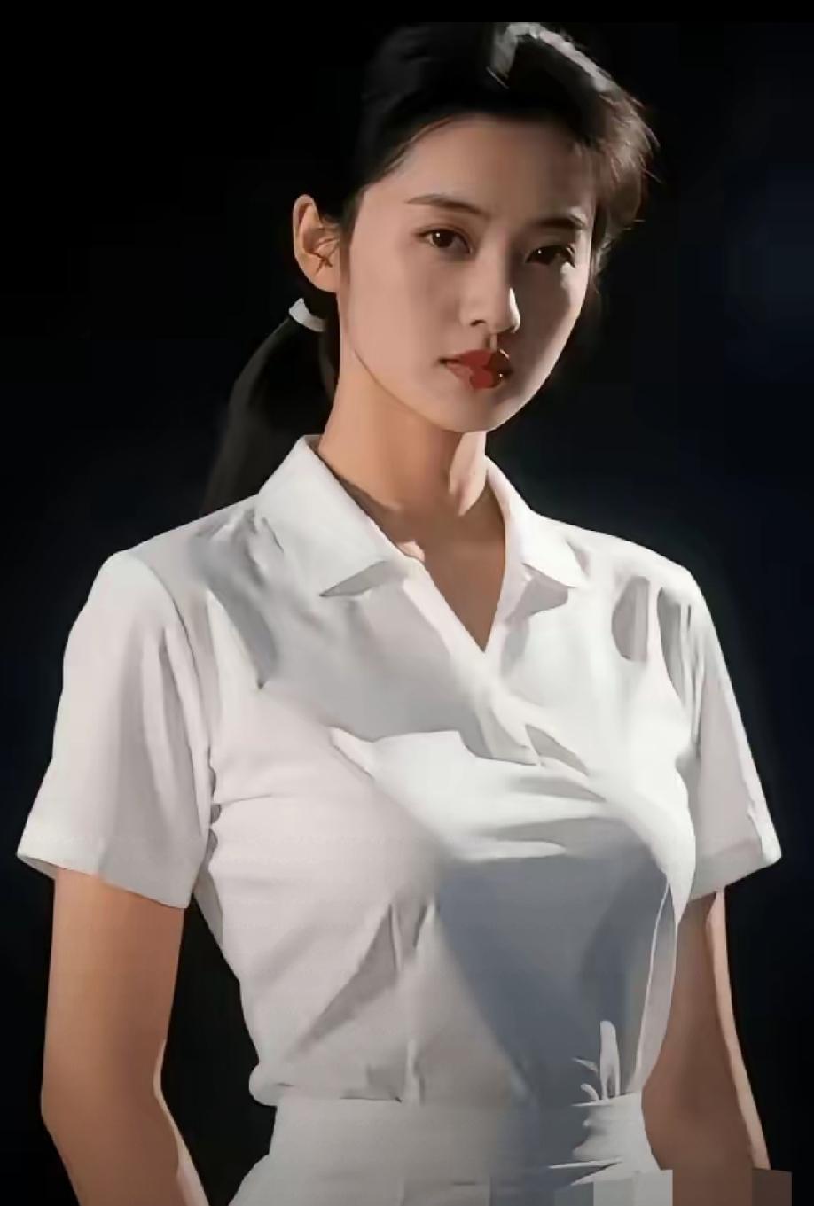 这是央视最美女主持，极具东方美女气质，你能猜出她是谁吗？她眼睛清澈明亮，目光