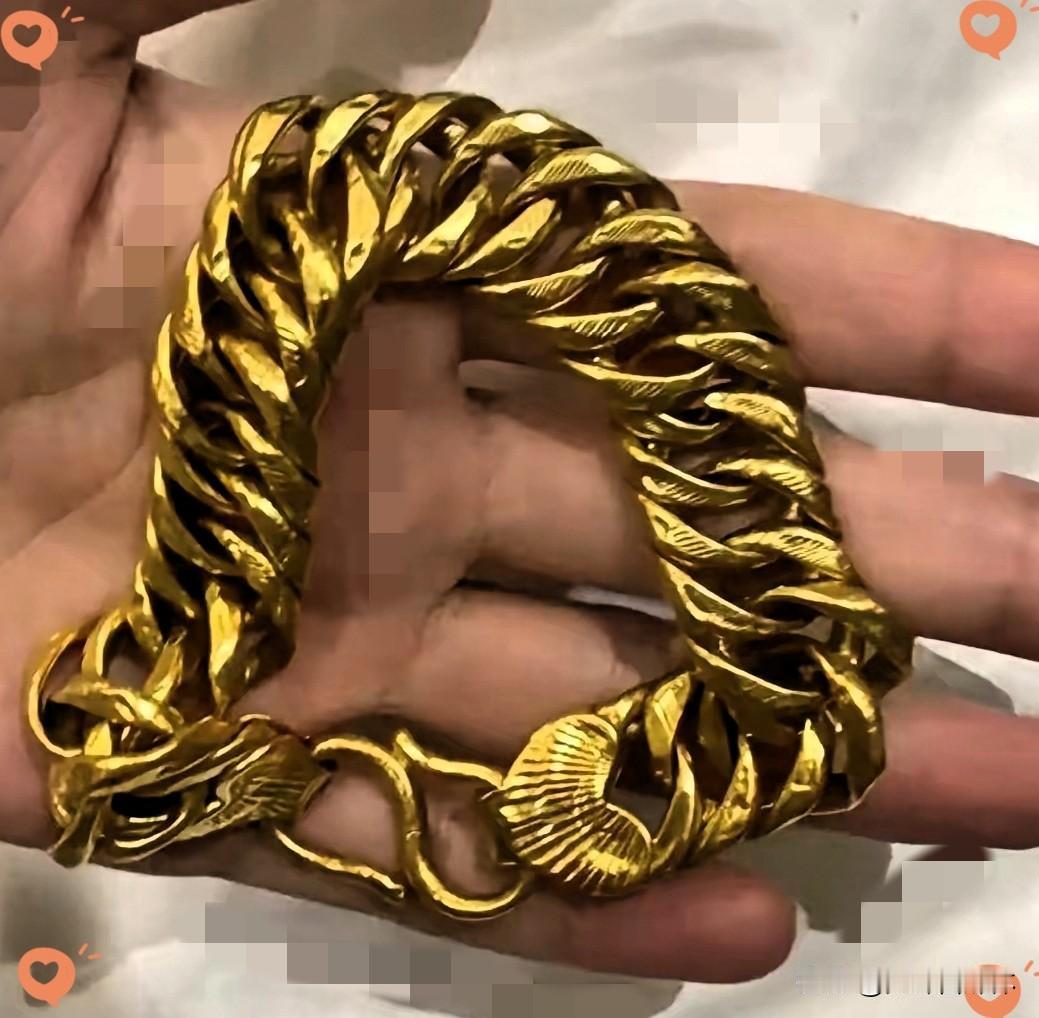 全网暖心一幕！13岁穷女孩捡到金项链上交，举动看哭无数人南京街头，发生了一