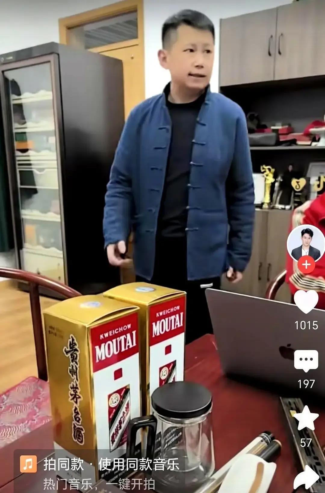 两瓶茅台摆中间，谁先举杯谁低头酒一开盖，空气就僵了。何云伟手搭膝盖，像学生