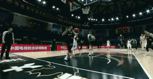 赵柏清就是有点心急了，想发动快攻，导致把球直接传给了对手，但作为队友的郭昊文没必