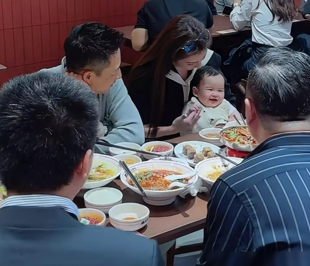 汪小菲这次是真变了，抱着小儿子不撒手。新店开业聚餐，全程把汪宝儿架在脖子上，一口一个“我儿子真帅”。