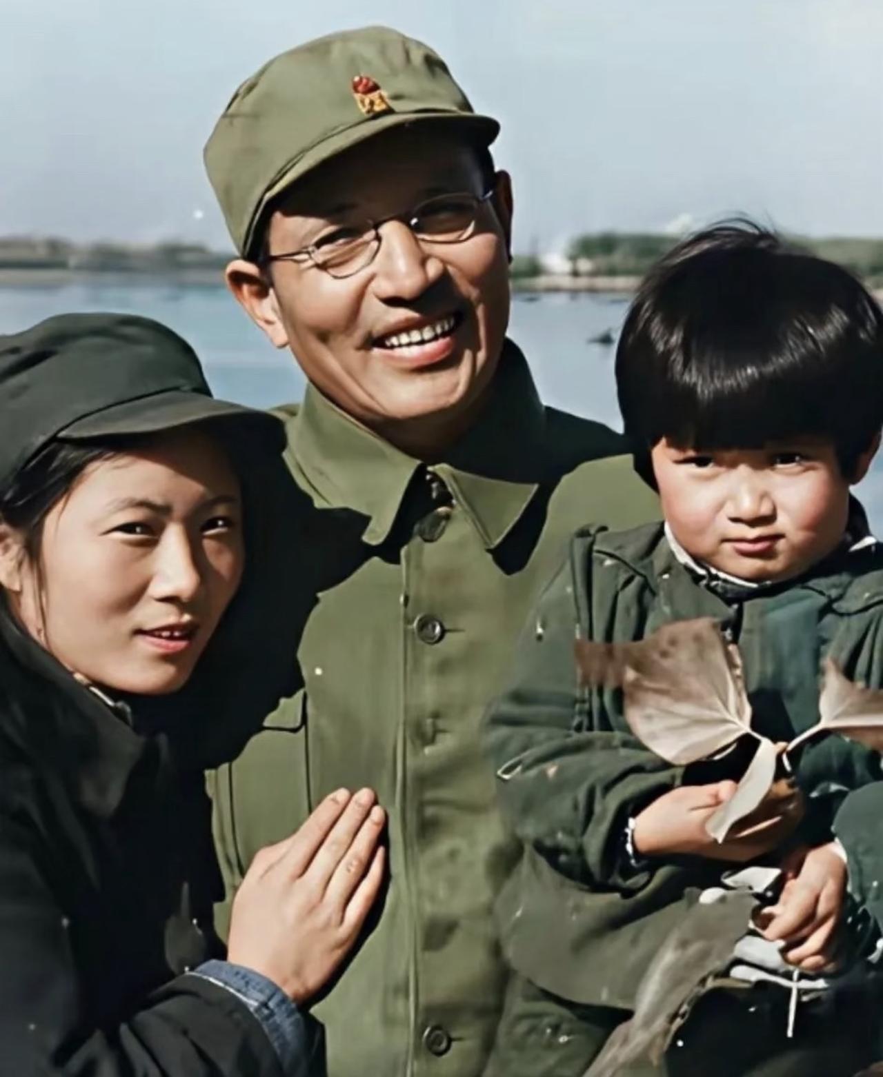 1948年松花江畔拍的这张暖乎乎的全家福，居然是“中国人民炮兵之父”朱瑞的人生最