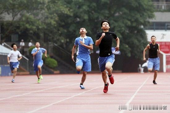 体育中考的选项终于定下来了。晚饭时我随口问他选了什么，他头也不抬，筷子扒拉着米饭