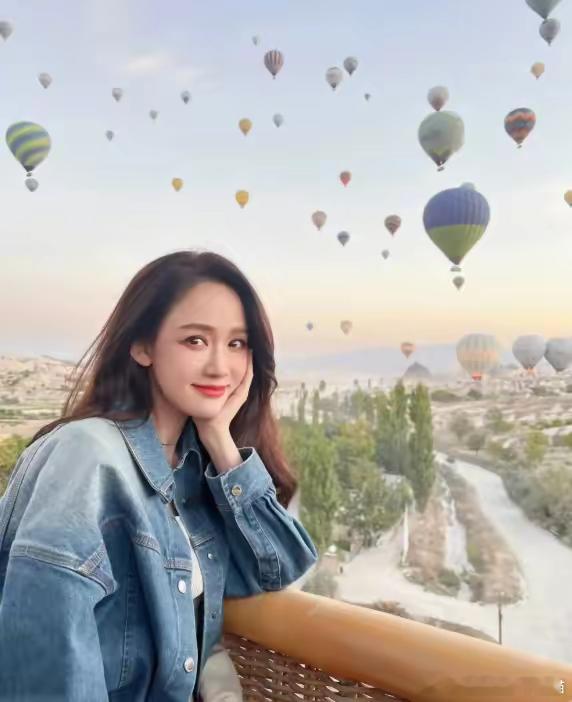 陈乔恩这生活当真是非常潇洒肆意了，和老公艾伦结婚之后倒像是多了个旅游搭子，两夫妻