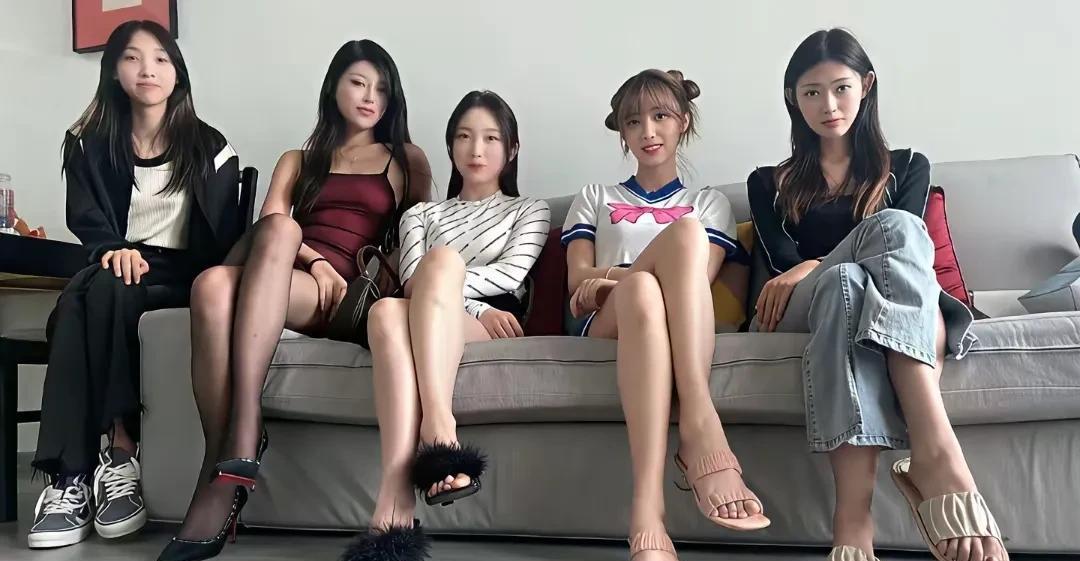 左边第一个姑娘，虽然不是这群人里长得最漂亮的，但看着最靠谱。换我选的话，肯定先挑