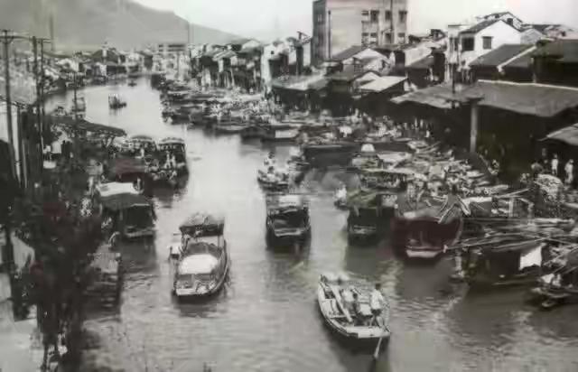站在无锡解放环路上，你随便找个年轻人问问：老城墙在哪？河在哪？桥在哪？十个里有八