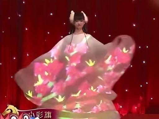 2014年春晚，冯小刚让小彩旗转了4小时，一共8000圈，期间不吃不喝、不上厕所