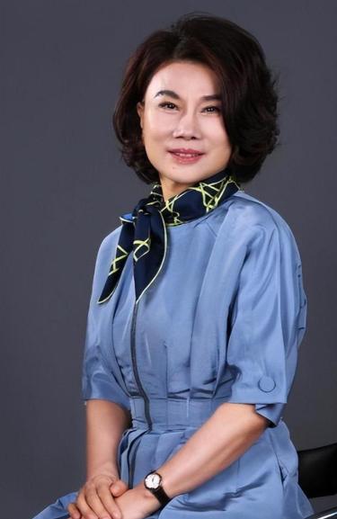 董明珠这回是真低头了。欧洲热浪烧到40度，中国空调卖疯了，美的海信TCL赚得盆满