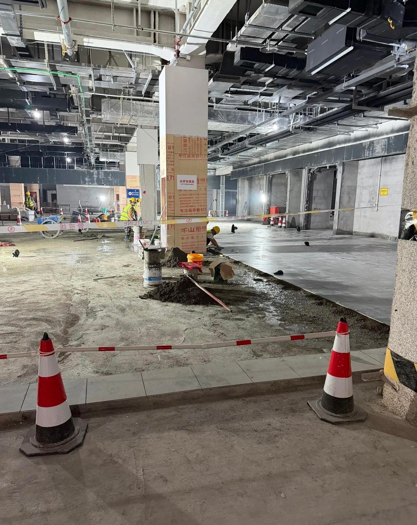 胖东来郑州店内外施工正在全力进行中，超市雏形已现，看设计确实很艺术。把胖东来拉到