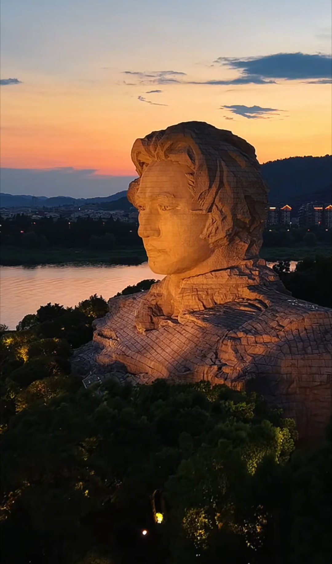 他是东方不落的红太阳