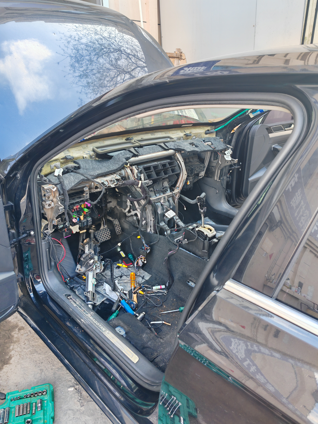 迈腾用料很软今天去某东养车那里洗了个车，发现了一条内饰大拆的迈腾，感觉用料不咋