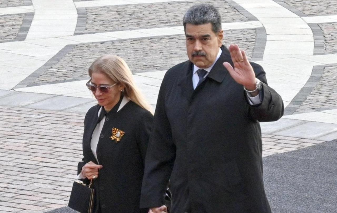 马杜罗夫妇在睡梦中，被美国特战队员拖出来并逮捕的！这里面有几个关键点，首先，马