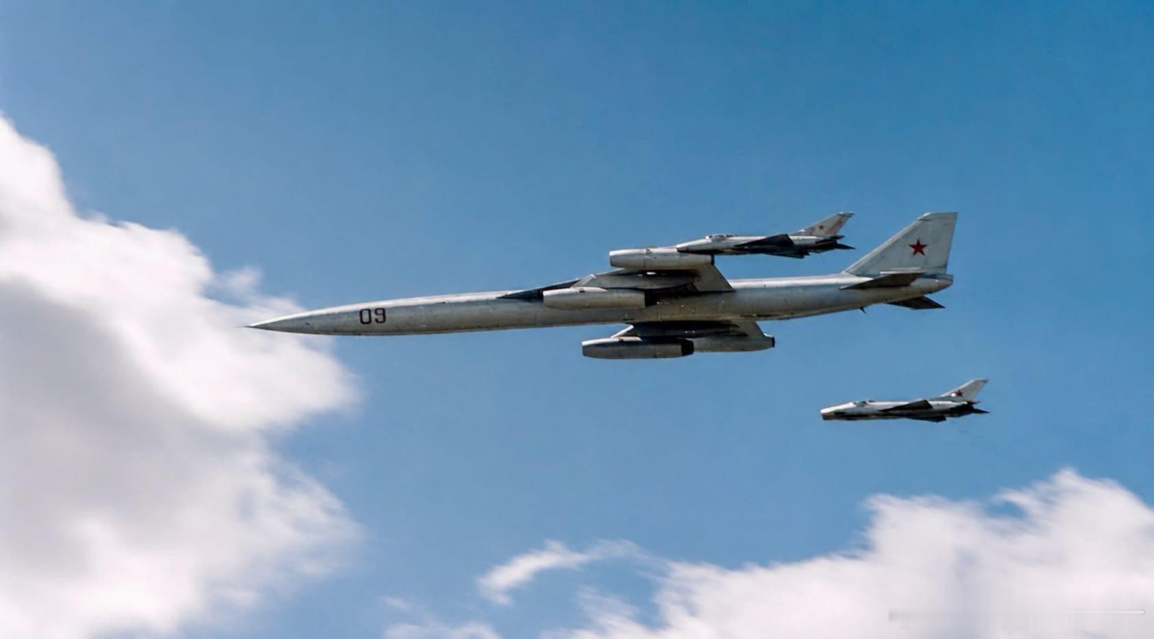 米亚M50轰炸机原型机在米格21的护卫下在图希诺航空节展示，1961年7月。但是