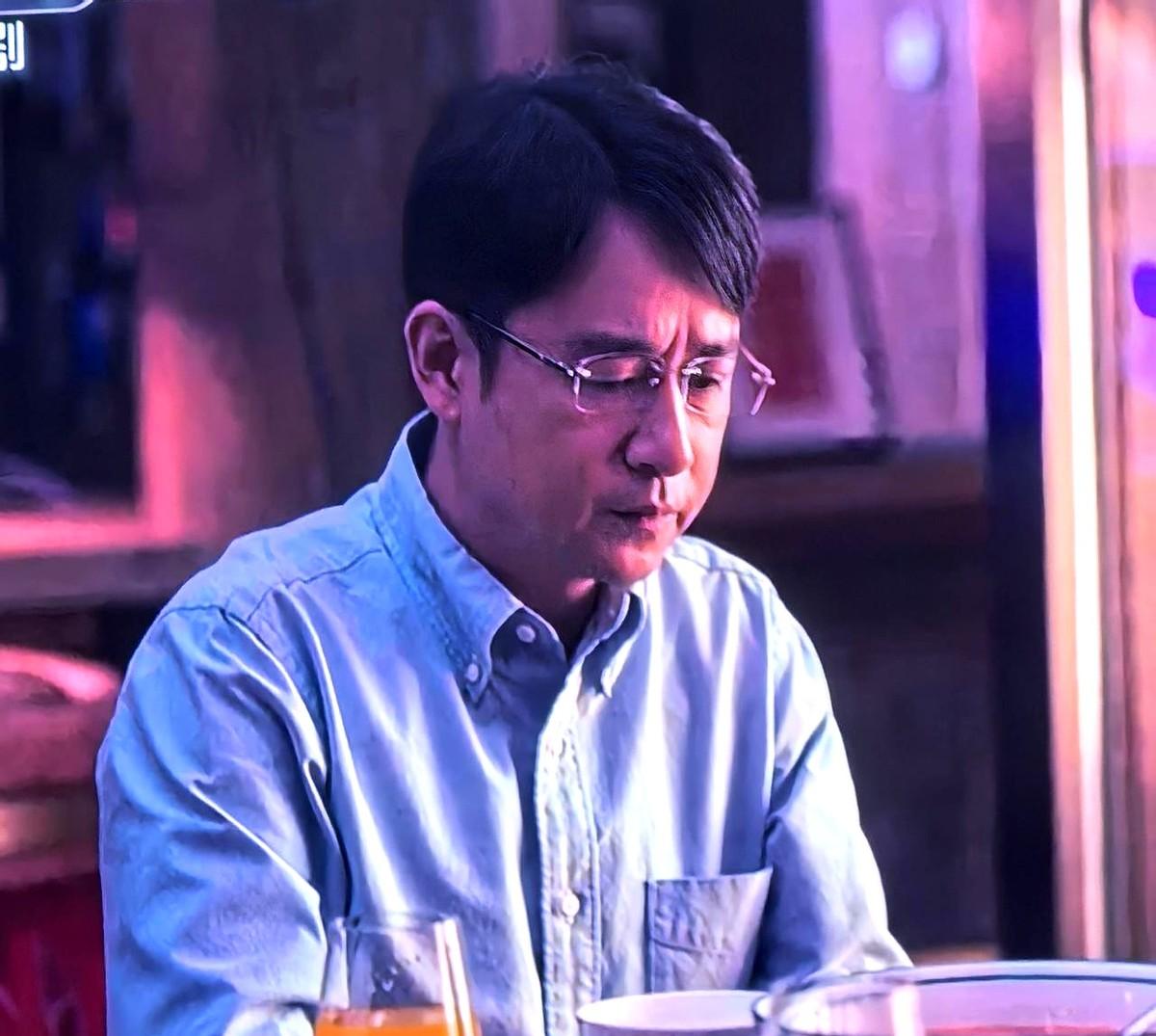 《四喜》里，胡刚老师真不挑食，择偶没有任何标准，谁跟我，我跟谁。一开始追剧中