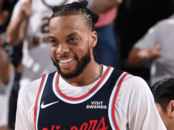 明日，快船对阵雄鹿的比赛即将开始。赛前，快船记者Grant