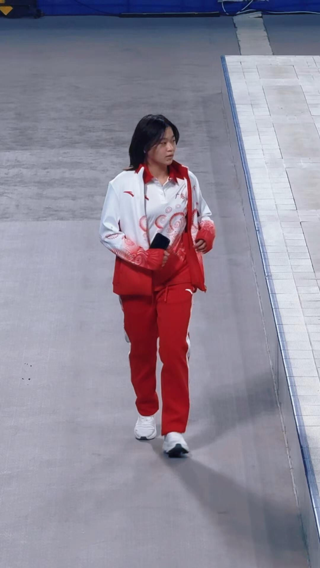 小红跑步入场，好久不见，赛前拉伸，现在是大女孩了，成熟了，现在依旧很好！怎么感