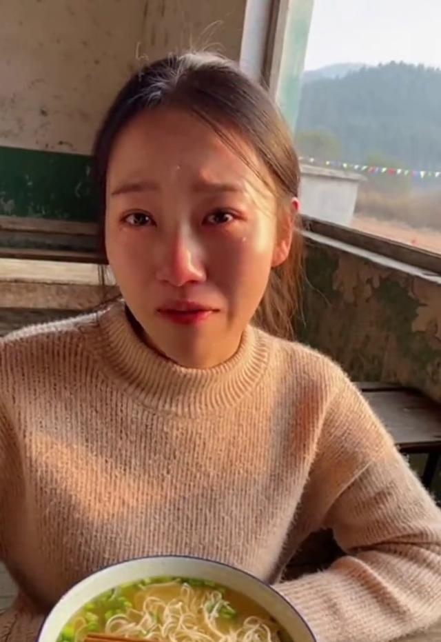 成都茶馆的大爷们把“躺平”这事儿给整明白了，逻辑简直无敌。在他们看来，年轻人