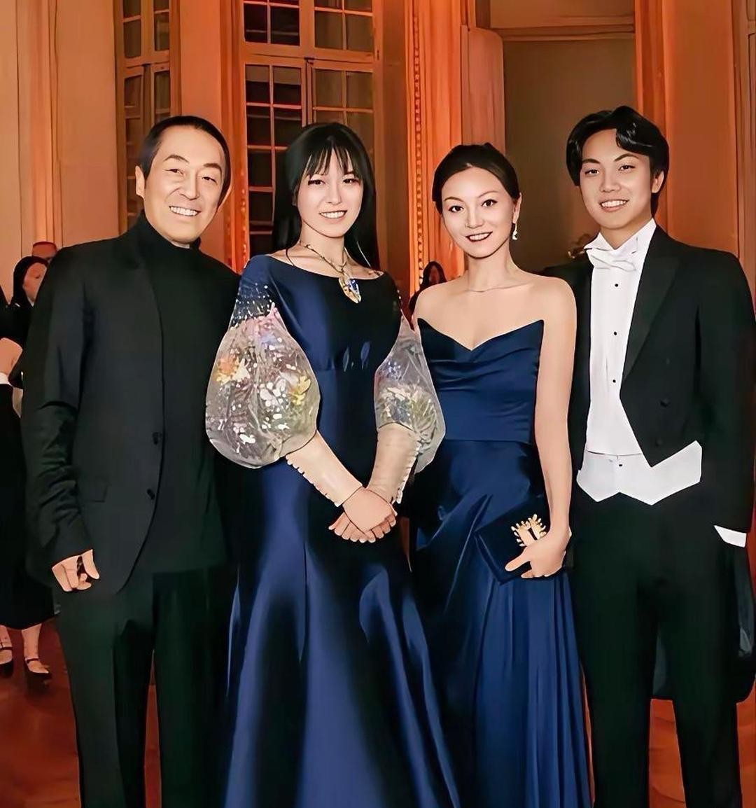 张艺谋一家四口的合影女儿跟妈妈陈婷穿着同色系的礼服裙，身高比妈妈高，但颜值一般，像张艺谋多一点，没有