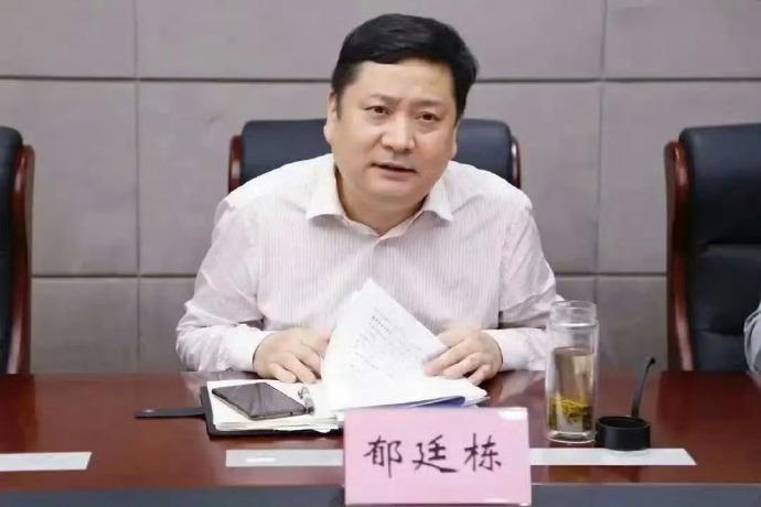 的确，有网友说：杭州酒局事件，说白了，那姑娘是被叫出来当礼物的。建发亲自把自己员