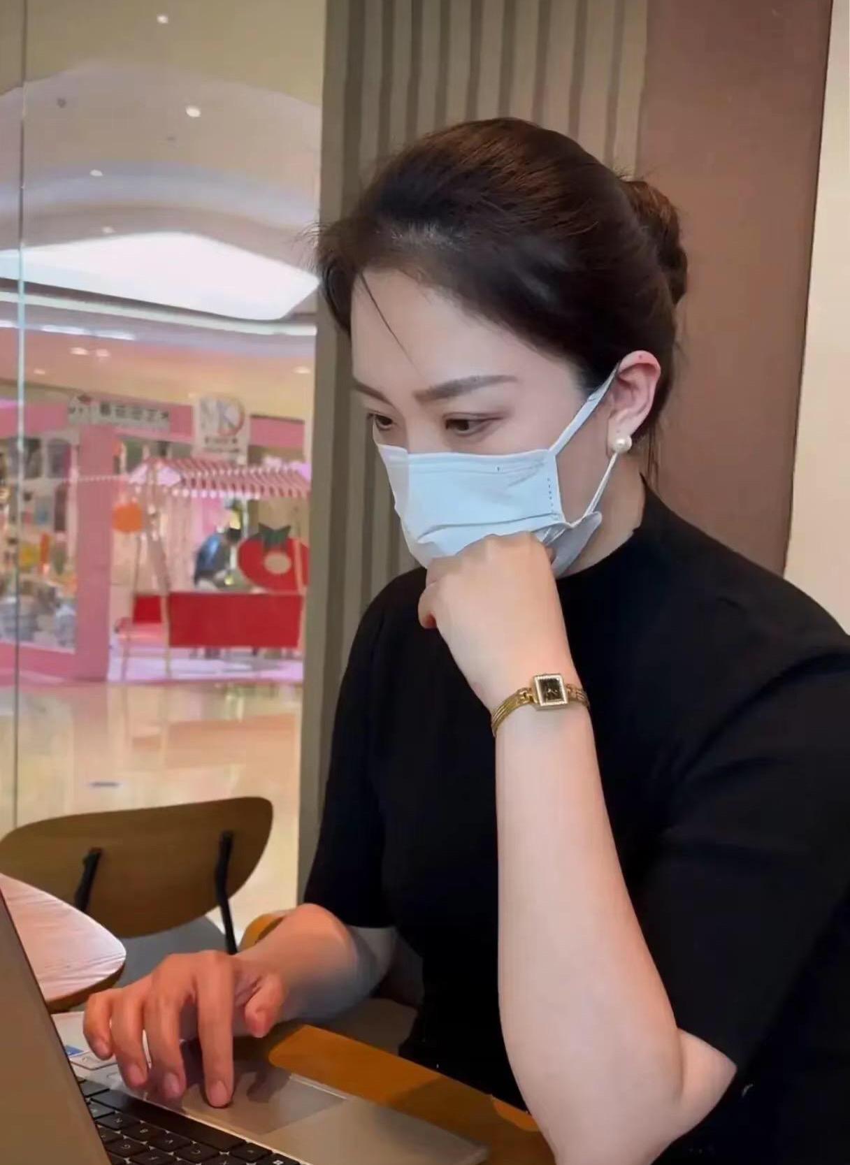 从“口罩女神”到流量密码！枣庄电视台李主任凭啥爆火？山东枣庄广播电视台的