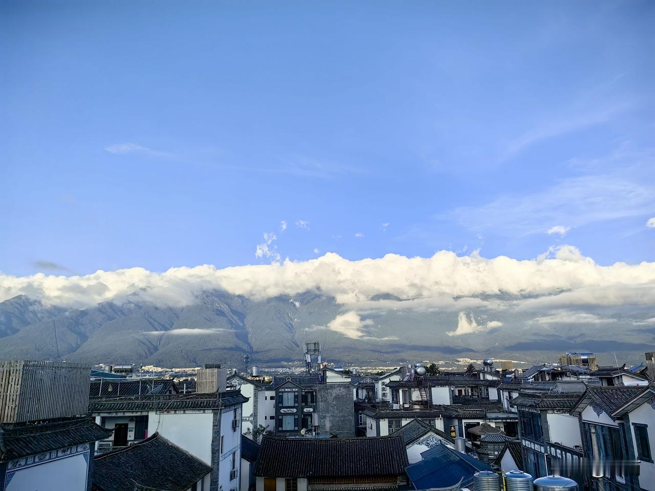 五一小长假假期临近，到处都将是年轻人出游的热潮。景区人山人海、交通拥堵不堪、住宿