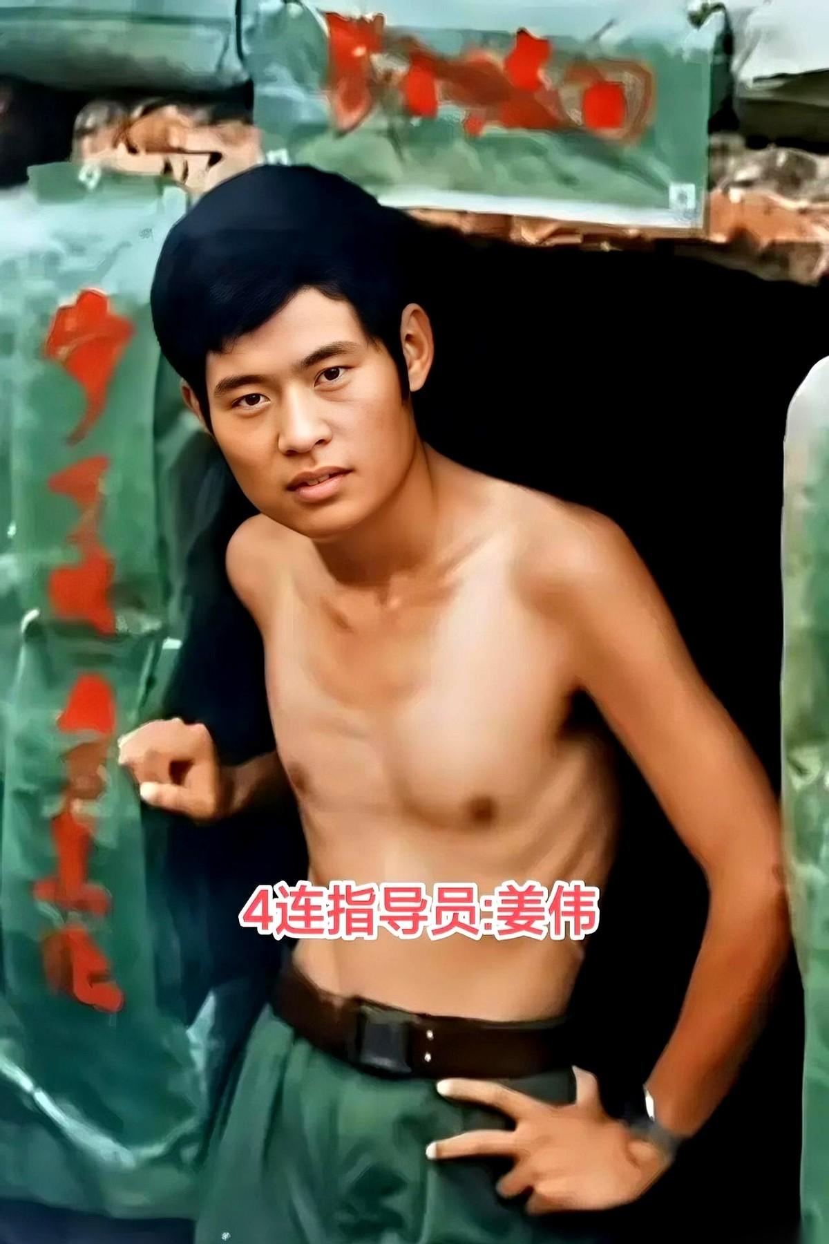 要是没看到这张老照片，我真以为“帅得像男明星”这种词，用在战斗英雄身上是编剧在瞎