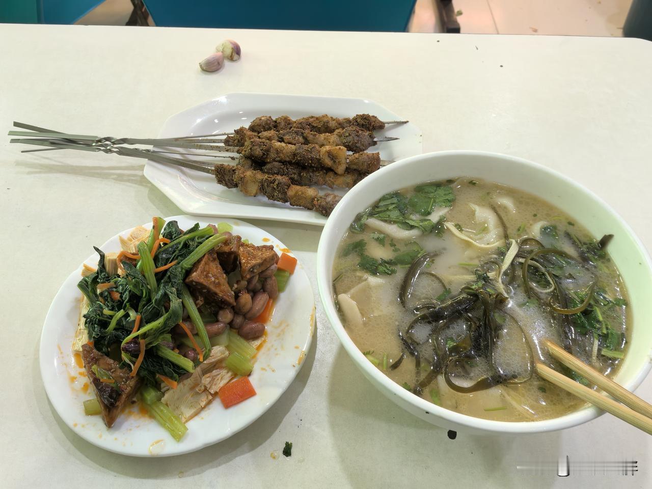 郑州真实物价！一碗烩面+凉菜+6串羊肉串，花了62元坐标河南郑州，简简单单